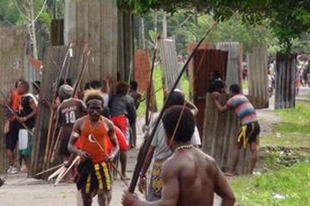 Warga Kampung Harapan dan Kampung Amole, Distrik Kwamki Narama kembali saling serang dengan panah, senapan angin dan ketapel. Setelah sempat didamaikan rabu lalu, oleh Kepolisian, pagi tadi kembali terlibat bentrokan. Minimnya jumlah aparat dan sehingga kewalahan menghalau ratusan warga yang terlibat bentrokan. 