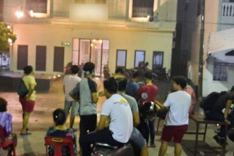 Warga geruduk hotel di Medan Petisah, Jumat (29/5/2020). 