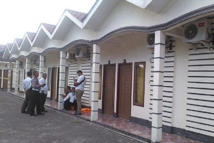 Polisi melakukan olah TKP di sebuah hotel, tempat sepasang kekasih ditemukan tewas di Kisaran, Kabupaten Asahan, Sumatera Utara.