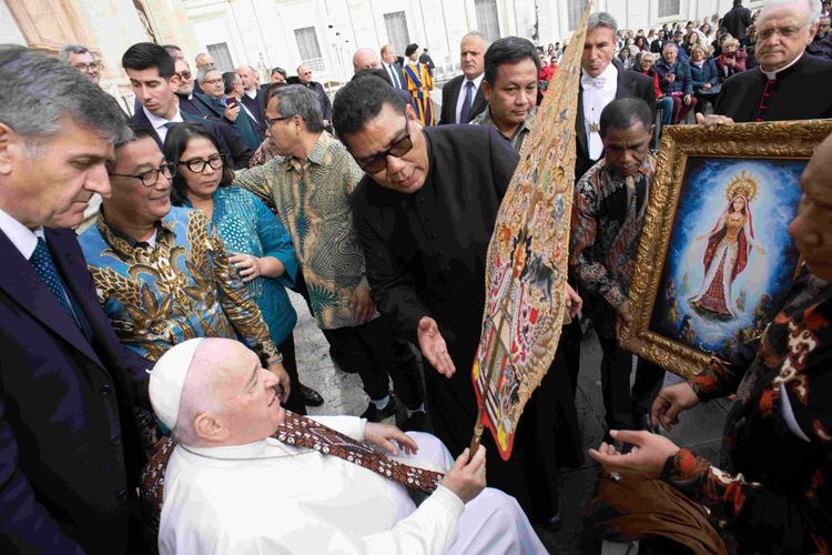 Paus Fransiskus mendapatkan hadiah istimewa berupa lukisan dan gunungan wayang yang disampaikan oleh Paguyuban Wartawan Katolik Indonesia (PWKI) di Vatikan pada Rabu (16/11/2022).