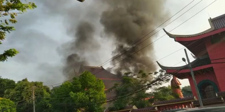 Kepulan asap di area obyek wisata Sam Poo Kong Semarang, Senin (17/5/2021). 