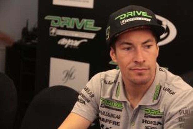 Pebalap Drive M7 Aspar asal Amerika Serikat, Nicky Hayden, berpose saat juma pers di Jakarta, Selasa (21/10/2014).