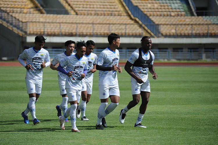 Tim Persib Bandung menggelar sesi latihan perdana menyambut kompetisi musim 2021 di Stadion Gelora Bandung Lautan Api (GBLA), Kota Bandung, Senin (01/03/2021). 