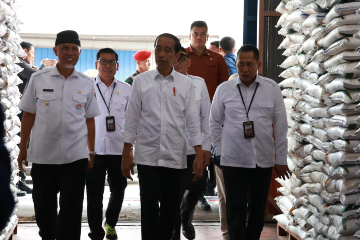 Presiden Joko Widodo dan Direktur Utama Perum Bulog Budi Waseso menyerahkan beras bantuan pangan tahap II untuk masyarakat Padang, Sumatera Barat, Rabu (25/10/2023) 
