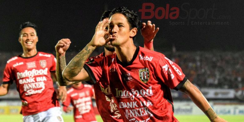 Selebrasi penyerang Bali United, Irfan Bachdim, seusai membobol gawang Arema FC pada pertandingan Liga 1 di Stadion Kapten I Wayan Dipta, Minggu (8/10/2017).