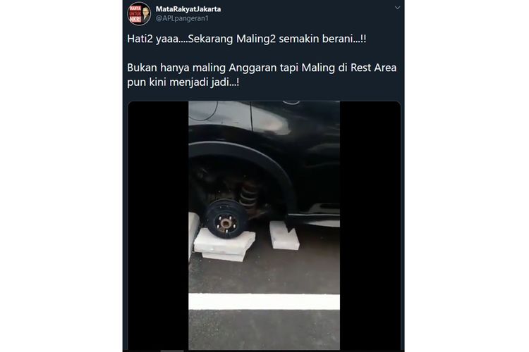 Tangkapan layar dari sebuah video viral pencurian ban mobil di Cikarang, Jawa Barat.