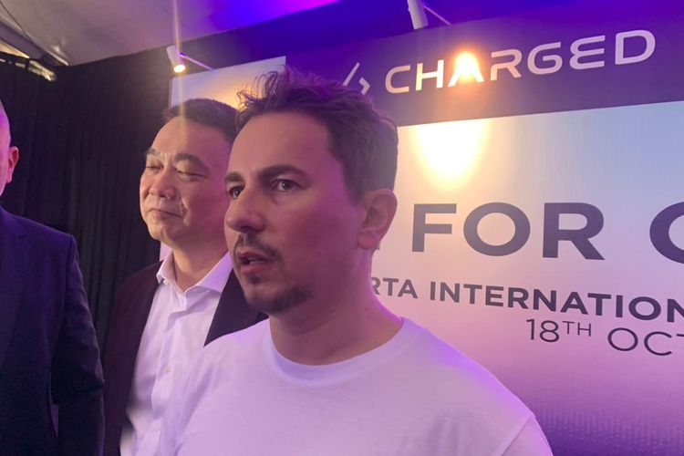 Jorge Lorenzo di dalam acara grand launching sepeda motor listrik Charged yang dilaksanakan pada Rabu (18/10/2023).