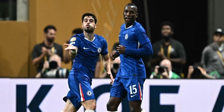 Pedro Neto (kiri) merayakan gol di samping Nicolas Jackson dalam pertandingan Grup D Piala Dunia Antarklub 2025 antara Chelsea vs Los Angeles FC di Stadion Mercedes-Benz di Atlanta pada 16 Juni 2025.(Photo by Paul ELLIS / AFP)