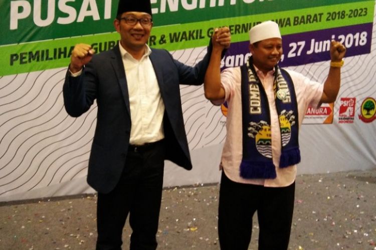 Pasangan nomor urut 1 Pilkada Jabar, Ridwan Kamil dan Uu Ruzhanul saat melakukan selebrasi usai dinyatakan menang dalam hasil penghitungan cepat versi sejumlah lembaga survei di Hotel Papandayan, Bandung, Rabu (27/6/2018).