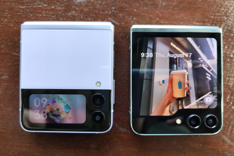 (Kiri-kanan) Perbandingan layar sekunder Galaxy Z Flip generasi sebelumnya dan Galaxy Z Flip 5. Selain layar yang diperluas, posisi kamera belakangnya juga berbeda. Kamera belakang pendahulunya diposisikan vertikal, sedangkan generasi terbarunya diposisikan secara horizontal. Namun, keduanya masih kompak ditemani lampu kilat LED