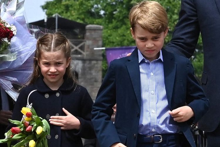 Pangeran George dan Putri Charlotte dari Inggris pergi pada akhir kunjungan ke Kastil Cardiff di Wales pada 4 Juni 2022 sebagai bagian dari tur keluarga kerajaan untuk perayaan ulang tahun platinum Ratu Elizabeth II.