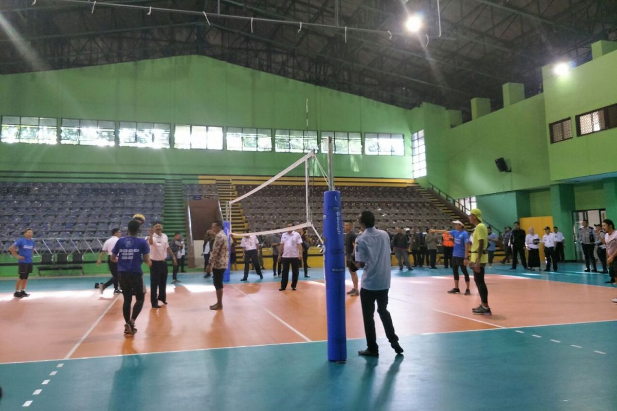 Wakil Gubernur DKI Jakarta Sandiaga Uno bermain voli bersama di GOR Bulungan, Rabu (4/4/2018). 