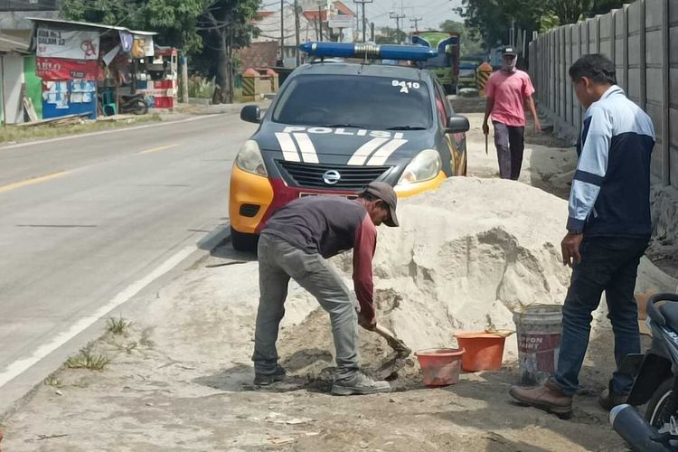 Proses pemasangan pagar lahan milik warga di Samangraya, Kecamatan Citangkil, Kota Cilegon, Banten oleh perusahaan baja PT Krakatau Steel.