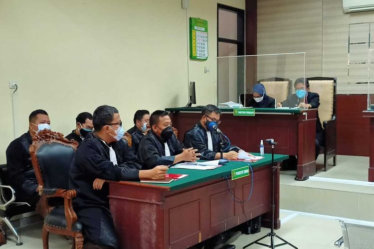 Tim JPU membacakan dakawaan dalam sidang perdana perkara korupsi dengan terdakwa Bupati Nganjuk nonaktif Novi Rahman Hidayat Cs di Pengadilan Tipikor Surabaya, Senin (30/8/202). Foto: Tim Penerangan Kejari Nganjuk