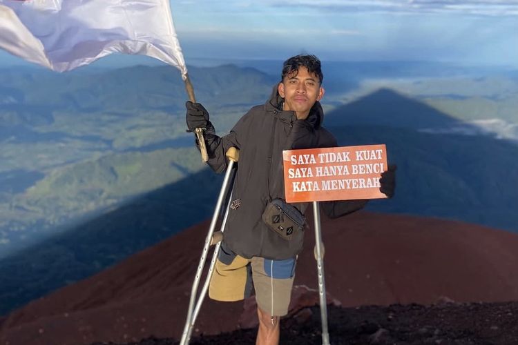 'Saya Benar-benar Dianggap Manusia' Cerita Haru Pendaki Disabilitas di Gunung Binaiya