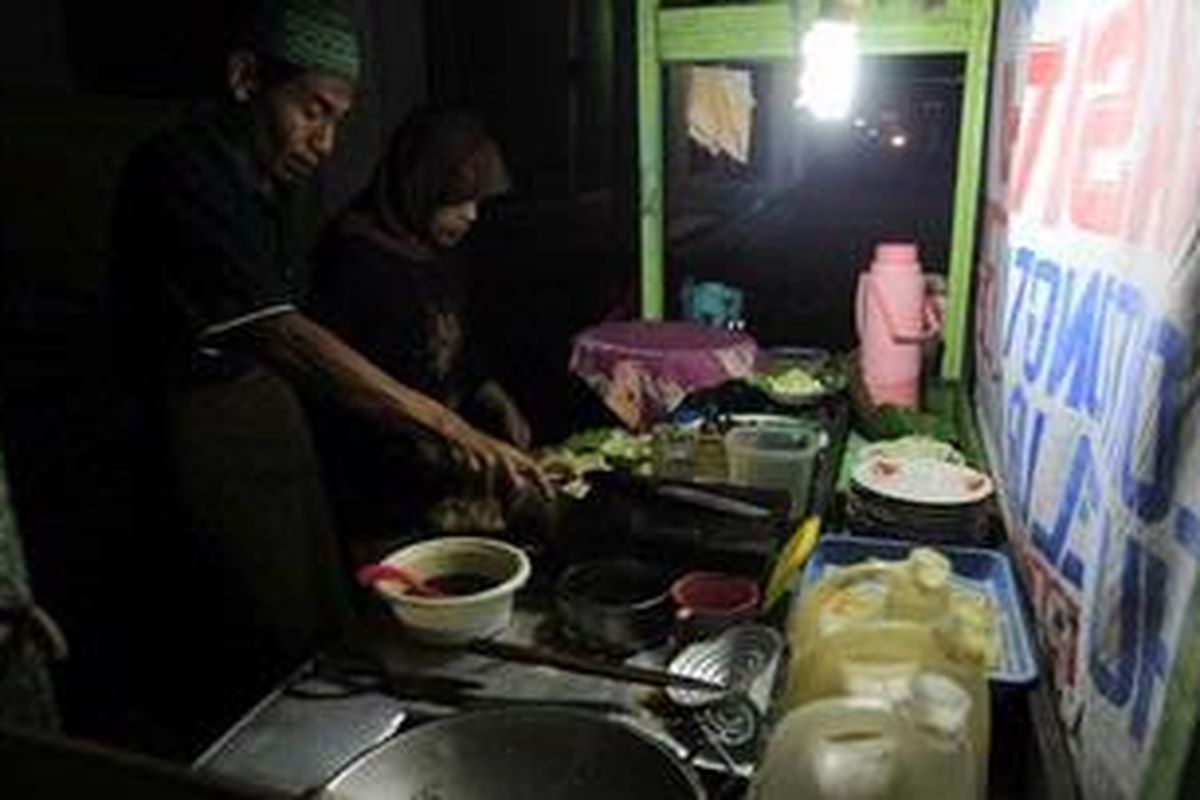 Pak Nas pedagang tahu gimbal di Jalan Sunan Kudus, Kamis (7/7/2011). Kuliner khas ini banyak terdapat di jalan setempat dan mulai buka malam hingga pagi hari. 