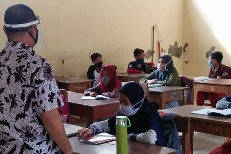 Sejumlah siswa mengikuti pembelajaran tatap muka di SMP 2 Jatibarang Brebes secara sembunyi-sembunyi karena tak mengantongi izin dari Satgas Covid-19, Selasa (11/8/2020)
