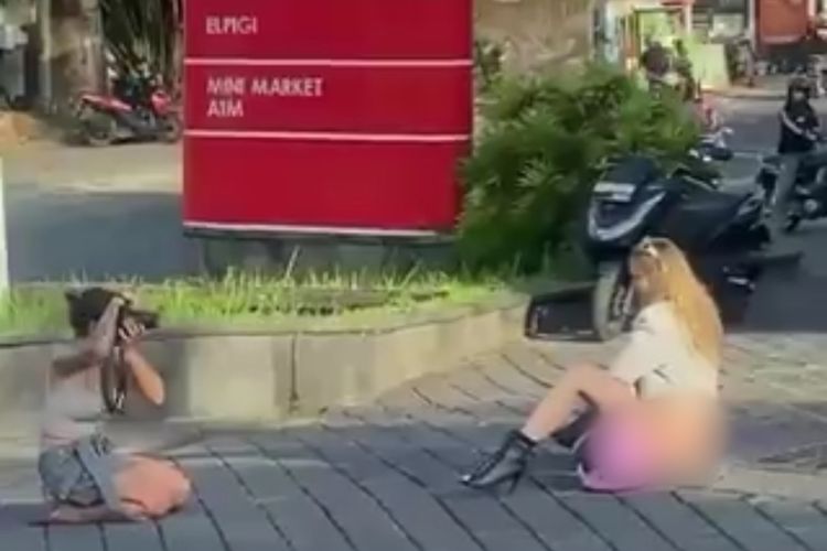 Tangkapan layar video yang memperlihatkan dua perempuan WNA tengah melakukan sesi pemotretan setengah telanjang di sebuah SPBU di Bali. Menurut polisi peristiwa berlangsung pada Selasa (26/3/2024). /Dok.video viral di media sosial X