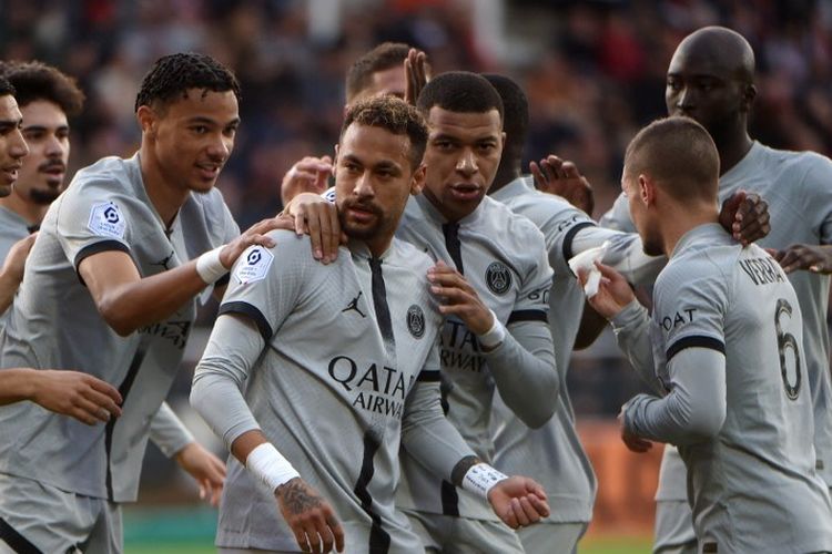 Penyerang PSG asal Brasil, Neymar, melakukan selebrasi bersama rekan setimnya usai menjebol gawang Lorient pada laga pekan ke-14 Ligue 1 alias Liga Perancis 2022-2023 di Stade du Moustoir, 6 November 2022.