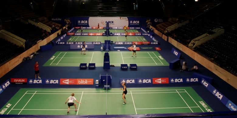 Lapangan bulu tangkis Istora Senayan Jakarta yang akan dipakai untuk gelaran BCA Indonesia Open Superseries Premier, 17-22 Juni 2014.