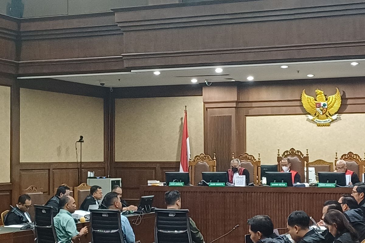 Staf DPP PDI-P Patrick Gerrard (kanan) saat diperiksa sebagai saksi dalam sidang dugaan suap Harun Masiku yang menjerat Sekretaris Jenderal PDI-P Hasto Krisitiyanto di Pengadilan Tipikor Jakarta Pusat, Jumat (25/4/2025).