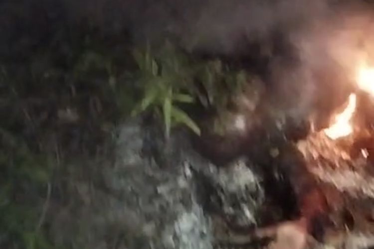 Mayat pria tak beridentitas hangus terbakar setelah dibunuh di Desa Lesong Daja, Kecamatan Batumarmar, Kabupaten Pamekasan, Kamis (6/11/2025) malam.
