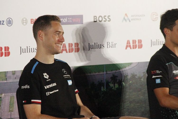Mitch Evans (Jaguar TCS Racing) dan Stoffel Vandoorne (Mercedes-EQ) dalam sesi konferensi pers menjelang balapan Formula E 2022, Jumat (3/6/2022).