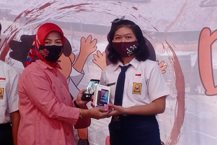 Penyerahan secara simbolis bantuan handphone siswa tidak mampu di Pendapi Gede Kompleks Balai Kota Solo, Jawa Tengah, Minggu (30/8/2020).
