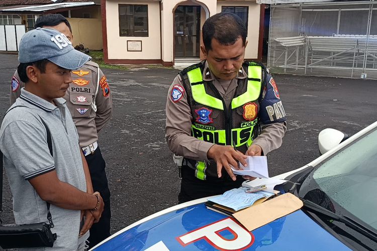 Pengemudi truk oleng di Lumajang, Jawa Timur, ditilang polisi dan kendaraannya ditahan 1 bulan. Aksi sang sopir demi konten.