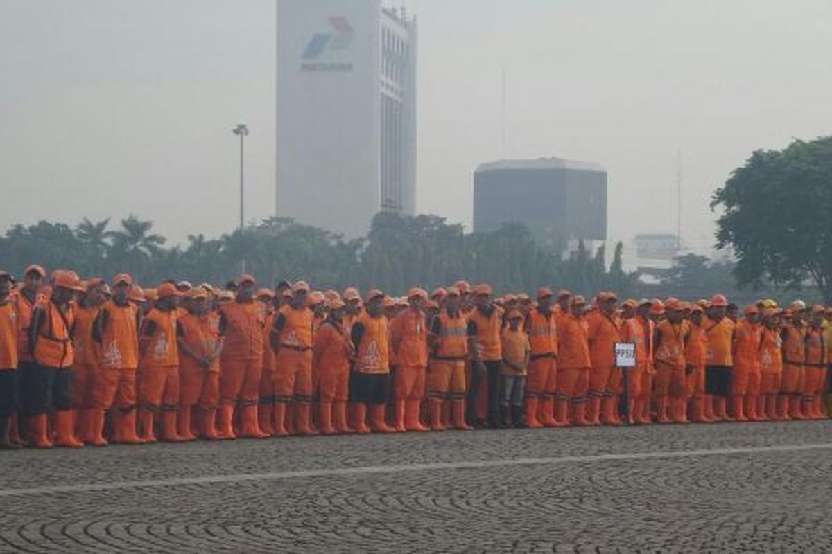 Pasukan oranye dari Dinas Kebersihan DKI mengikuti apel saber pungli di lapanhan Monas, Kamis (24/11/2016). 