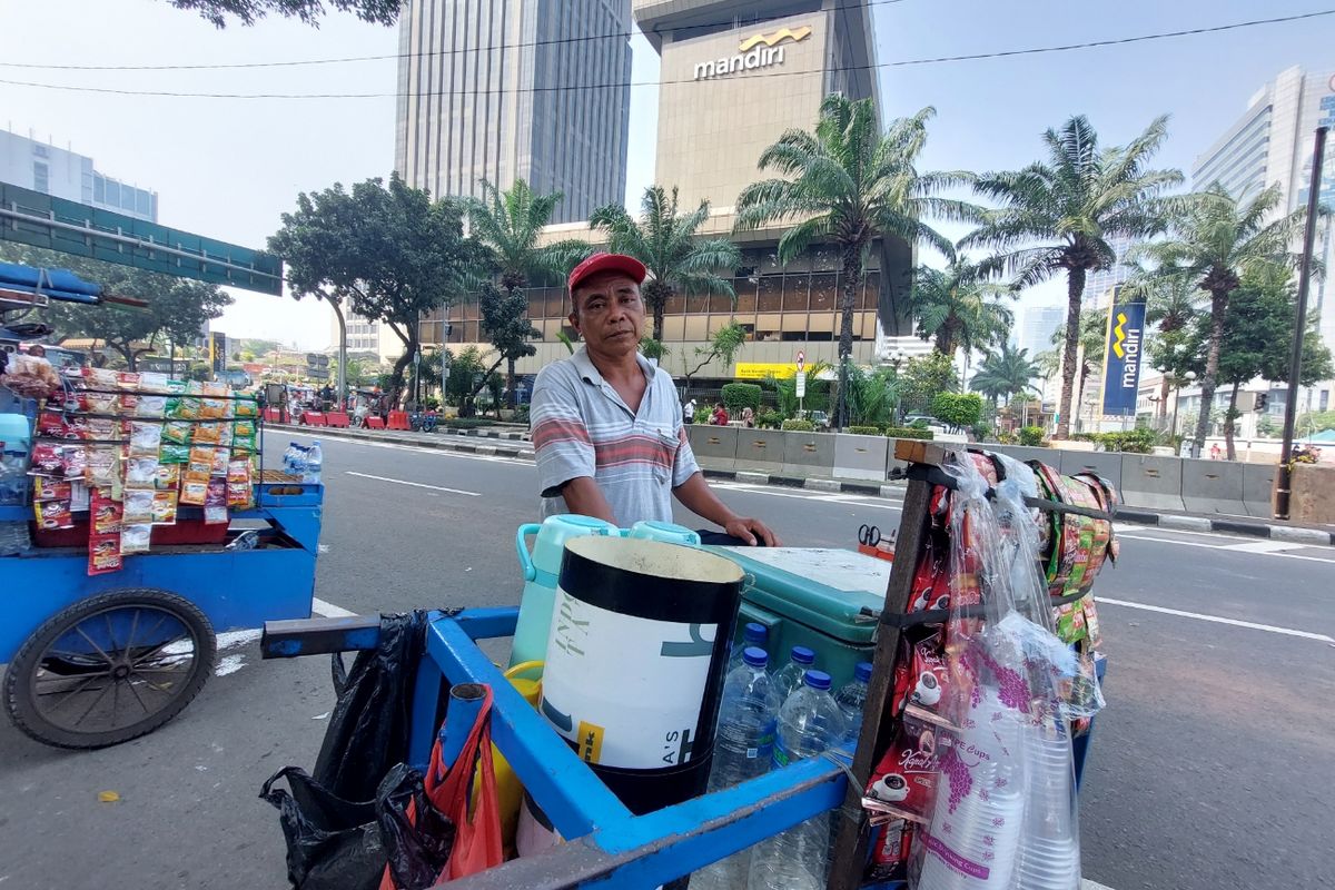 Udin, salah satu pedagang kaki lima, yang berjualan di car free day, Jakarta, pada Minggu (5/6/2022) pagi.