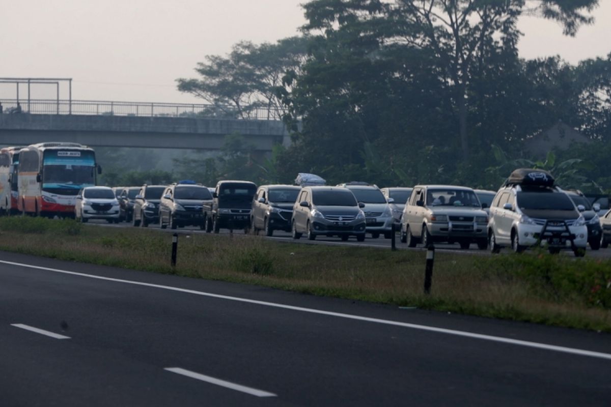 Kepadatan arus balik kendaraan mudik lebaran terlihat di Tol Cipularang-Palimanan menuju Jakarta, Jumat (30/6/2017). Kepadatan volume kendaraan terlihat di ruas jalan tol km 86 hingga km 138. 