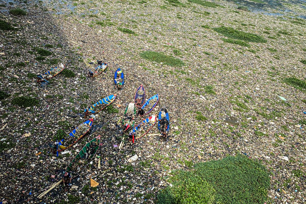 Lautan sampah membentang di perairan Sungai Citarum di kawasan Batujajar, Kabupaten Bandung Barat (KBB), Jawa Barat, Rabu (12/6/2024) pagi. Tepat di bawah Jembatan Callender Hamilton (DH) atau Babakan Sapan (BBS) sampah-sampah itu menutup lapisan air sepanjang mata memandang dari ujung aliran sungai hingga muara di waduk Saguling.