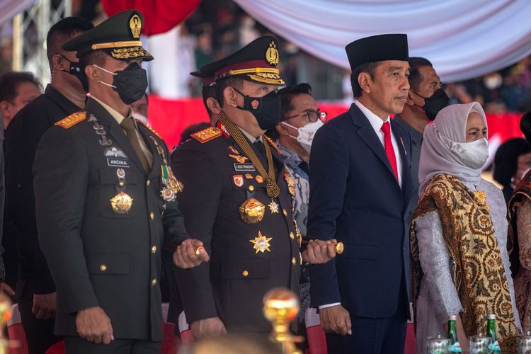 Presiden Joko Widodo (kedua kanan) bersama istrinya, Iriana Jokowi (kanan), Kapolri Jenderal Pol Listyo Sigit Prabowo (kedua kiri), dan Panglima TNI Jenderal TNI Andika Perkasa (kiri) menghadiri Upacara HUT Ke-76 Bhayangkara yang dipusatkan di Kampus Akademi Kepolisian, Semarang, Jawa Tengah, Selasa (5/7/2022). Upacara tersebut melibatkan 1.996 perseonel yang terdiri atas unsur Polri, TNI, dan eksponen masyarakat dengan mengusung tema Polri yang Presisi Mendukung Pemulihan Ekonomi dan Reformasi Struktural untuk Mewujudkan Indonesia Tangguh, Indonesia Tumbuh. ANTARA FOTO/Aji Styawan/foc.