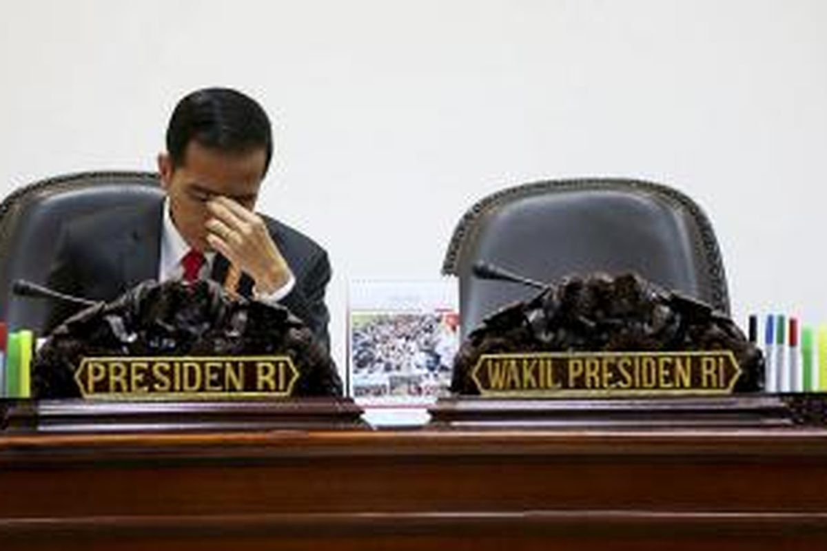 Presiden Joko Widodo saat memimpin rapat terbatas terkait pembentukan daerah otonom baru di Kantor Presiden, Jakarta, Rabu (8/7/2015). Presiden Joko Widodo dinilai banyak memanfaatkan momentum pergantian sejumlah pimpinan lembaga negara untuk mengonsolidasi kekuasaannya.