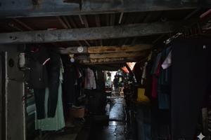 Menyusuri Kampung yang Tak Pernah Siang di Balik Gemerlap Pantai Mutiara