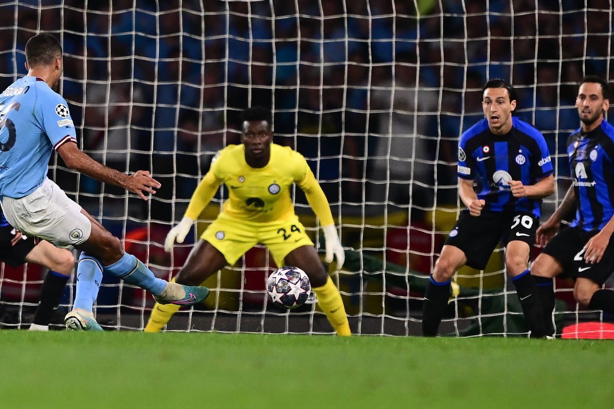 Gelandang Manchester City Rodri (kiri) menembak bola saat mencetak gol pertama selama pada final Liga Champions UEFA antara Man City vs Inter Milan di Stadion Olimpiade Ataturk di Istanbul, pada Minggu 11 Juni 2023.