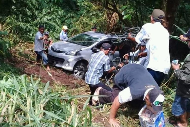 Mobil Kades Empat Lawang, Sumatera Selatan masuk ke dalam jurang sedalam 5 meter lantaran diduga mengantuk saat berkendara, Selasa (12/3/2019). Tak ada korban jiwa dalam kejadian itu, hanya saja, pengemudi dan penumpang menjalani peratawan di rumah sakit.