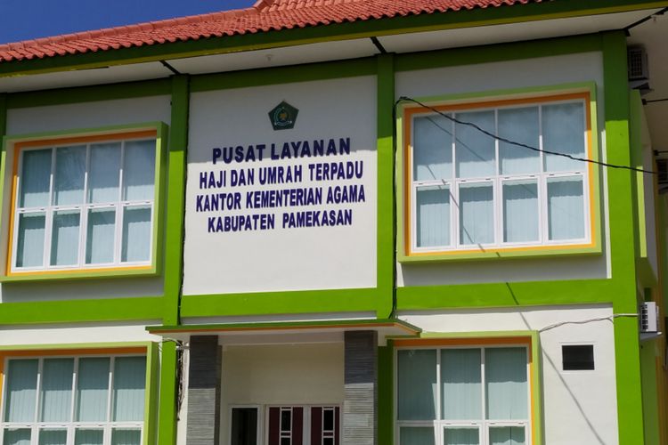 Kantor pusat layanan haji dan umrah Pamekasan tetap melayani pendaftaran haji meskipun tahun ini belum ada kepastian pemberangkatan haji. Vaksinasi bagi calon jemaah haji di Pamekasan distop karena belum ada kepastian jadwal pemberangkatan dan vaksin Sinovac yang ditolak pemerintah Arab Saudi.