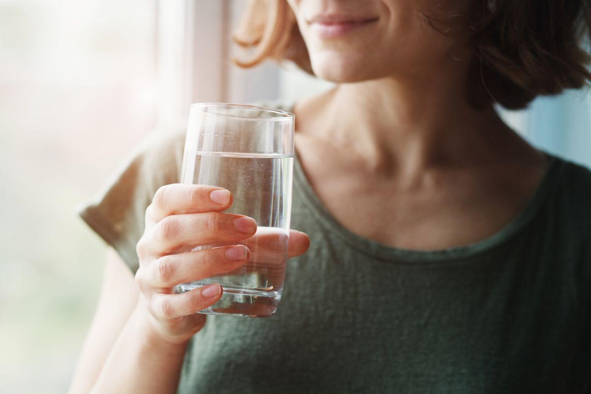 Minum air putih dianjurkan 2 liter per hari dan waktu terbaik untuk meminumnya meliputi setelah bangun tidur serta sebelum dan setelah makan.