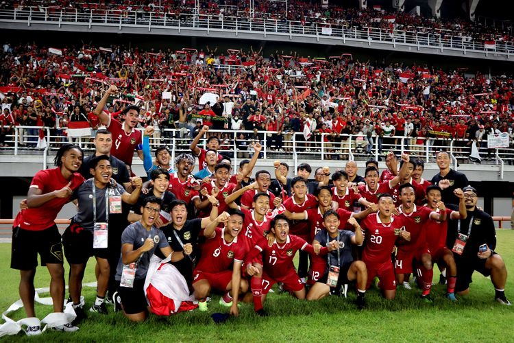 Pemain Timnas Indonesia foto bersama penonton seusai pertandingan Kualifikasi Piala Asia U20 2023 melawan Vietnam yang berakhir dengan skor 3-2 di Stadion Gelora Bung Tomo Surabaya, Minggu (18/9/2022) malam.