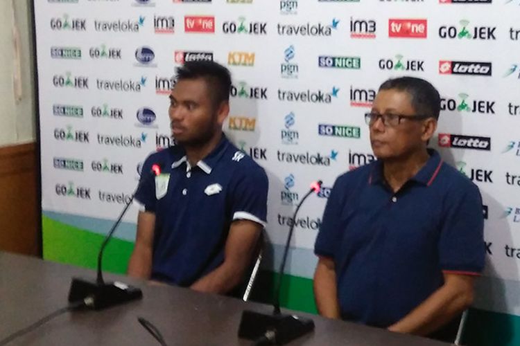 Pelatih Persela Lamongan Heri Kiswanto (kanan) dan Saddil Ramdani, selepas pertandingan kontra Arema FC, Minggu (21/5/2017) malam.