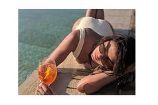 Pose Seksi Priyanka Chopra dalam Balutan Swimsuit, Hasil Bidikan Suami