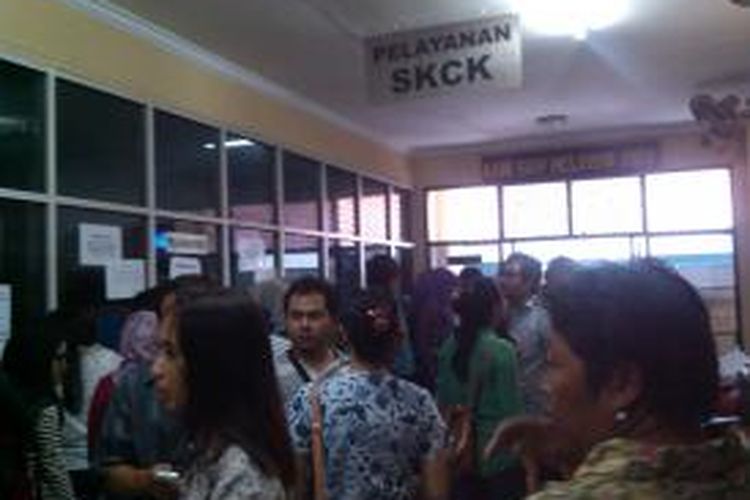Pendaftaran CPNS yang dibuka sejak tanggal 4 September 2013 ini membuat animo masyarakat membludak dalam pembuatan surat catatan keterangan kepolisian (SKCK). Sejak seminggu lalu Polres Metro Jakarta Selatan dipenuhi para pembuat SKCK, dari 800 blangko seharinya selalu habis bahkan kurang, Jakarta, Kamis (5/9/2013).