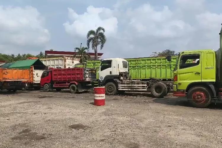 Antre Solar hingga 4 Jam di Bandar Lampung, Sopir Truk Keluhkan Distribusi Terganggu