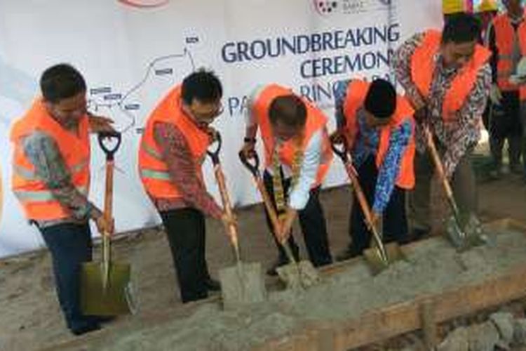 Menteri Komunikasi dan Informatika Rudiantara (baju putih) bersama Wakil Gubernur Kalbar Christiandy Sanjaya, Wakil Walikota Singkawang Abdul Muthalib saat melaksanakan secara simbolis peletakan batu pertama pembangunan infrastruktur proyek Palapa Ring Barat di Singkawang, Kalimantan Barat (17/10/2016)