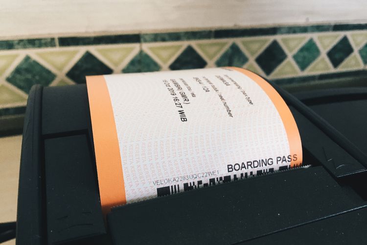 Ilustrasi cetak boarding pass kereta api. Mengetahui cara naik kereta api jarak jauh akan membuat perjalanan lebih nyaman dan siap.