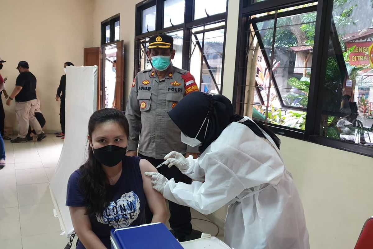 Vaksinasi warga berusia di atas 18 tahun di Kampung Tangguh Jaya RW011, Kelurahan Palmerah, Kecamatan Palmerah, Jakarta Barat, pada Senin (14/6/2021). 