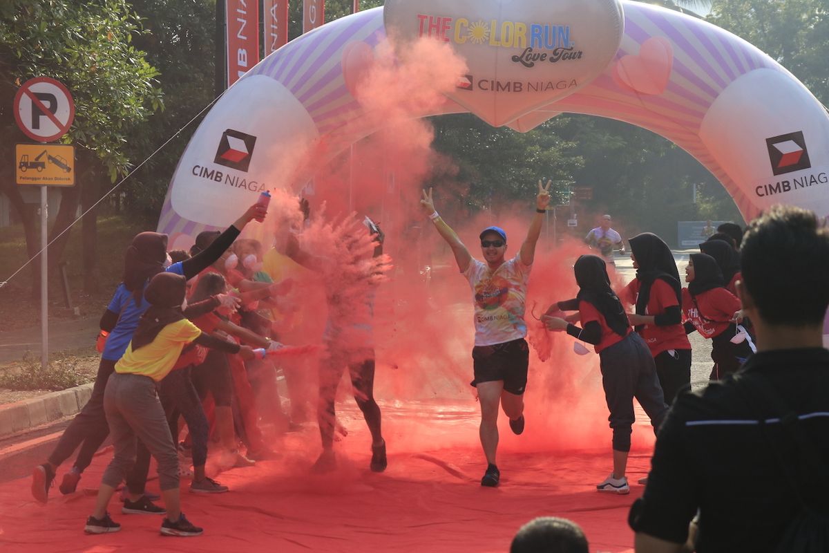 Peserta The Color Run CIMB Niaga memasuki garis finish, Minggu (12/10).