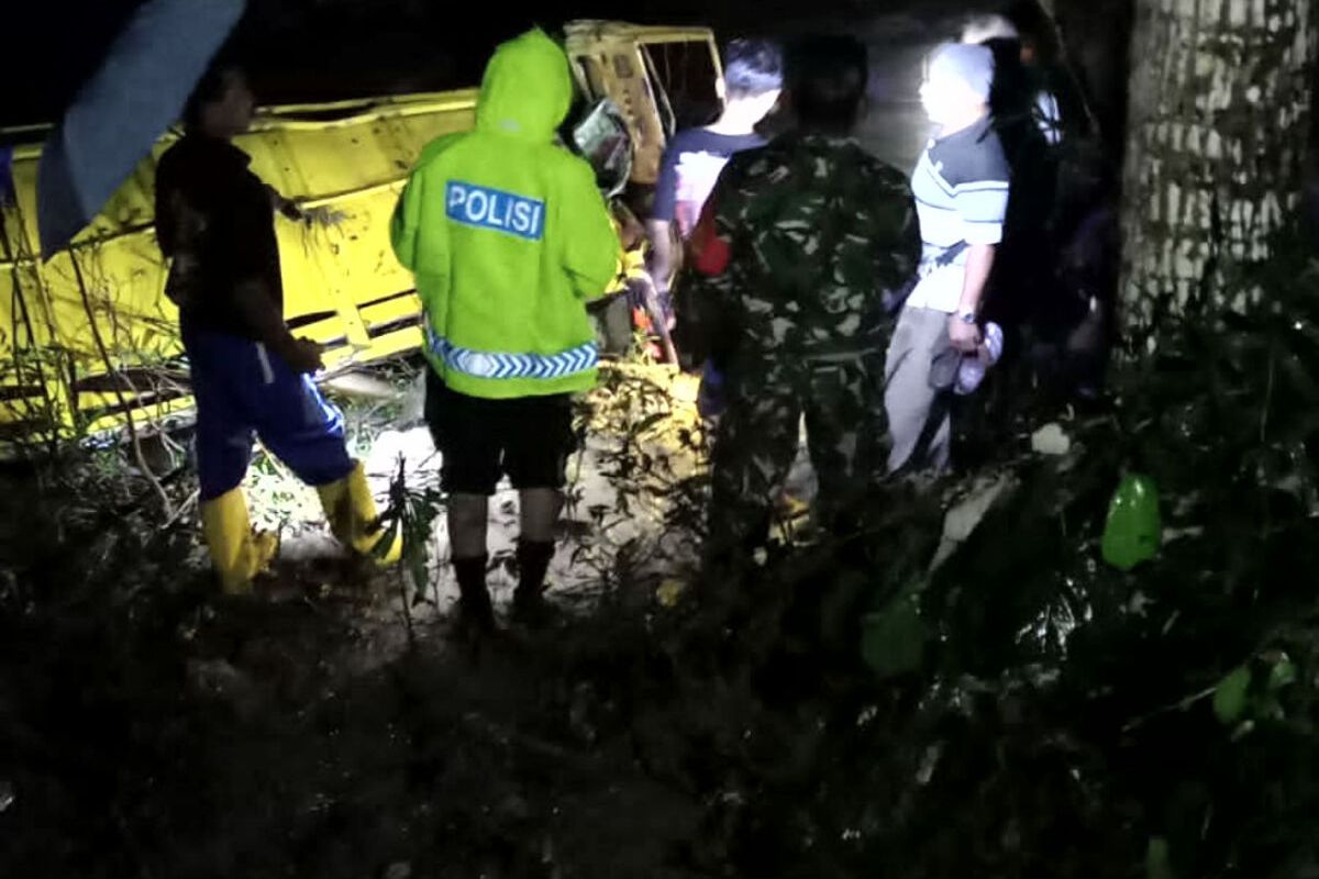 Truk bermuatan tebu terguling diterjang air sungai saat melewati sabo dam Sungai Kedung Cenit di Desa Plandirejo, Kecamatan Bakung, Kabupaten Blitar, Selasa (25/10/2022) malam.
